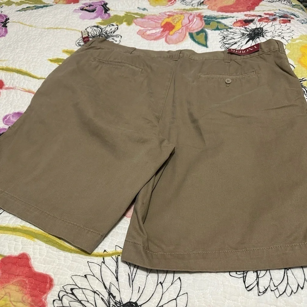 Men’s Merona flat-front khaki shorts. Size 44 with an 11 inch inseam. NEW!!